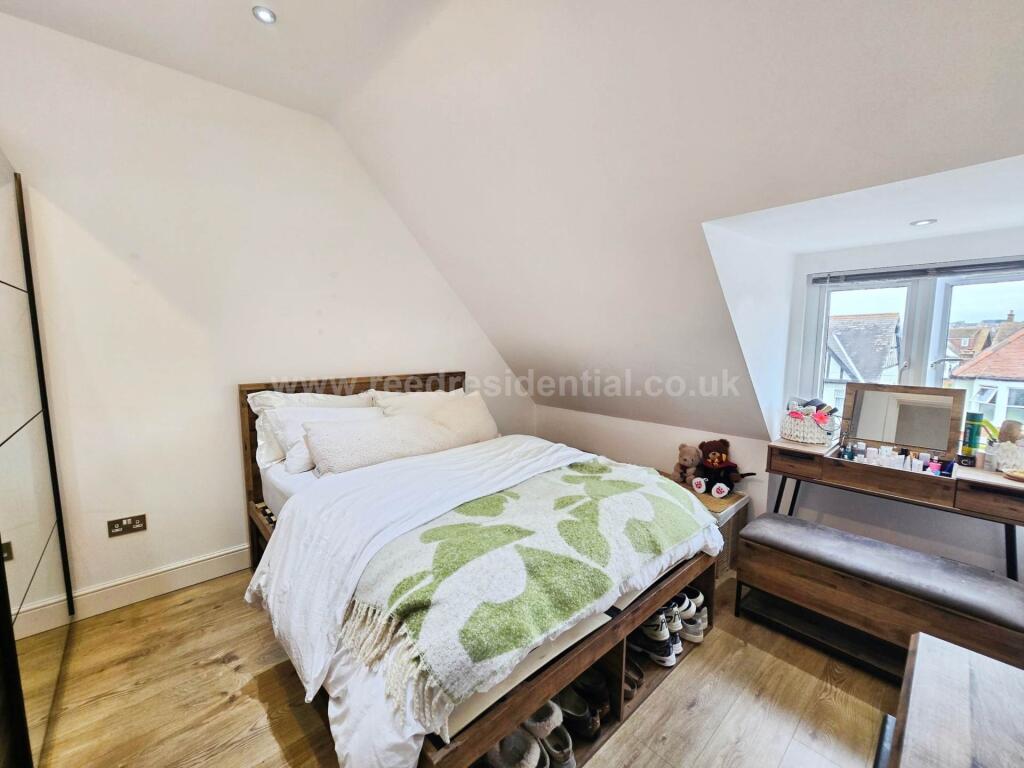 Apartment in Southend-on-Sea - More