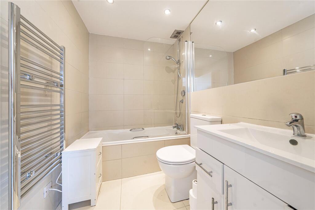 House in London, Royal Borough of Kingston upon Thames - More