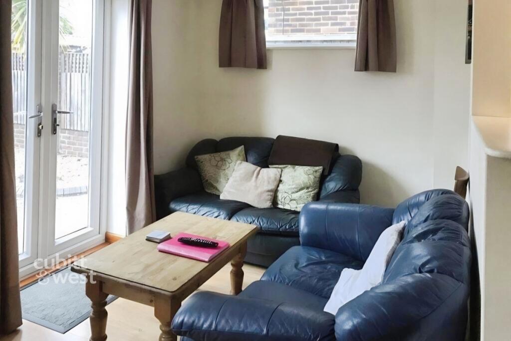 House in Chichester, East Broyle - More