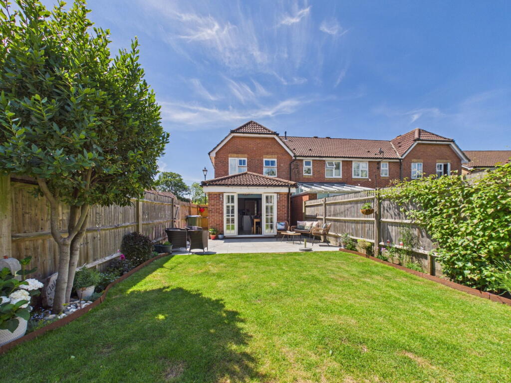 3-bed terraced on Ropeland Way, Horsham, £475,000