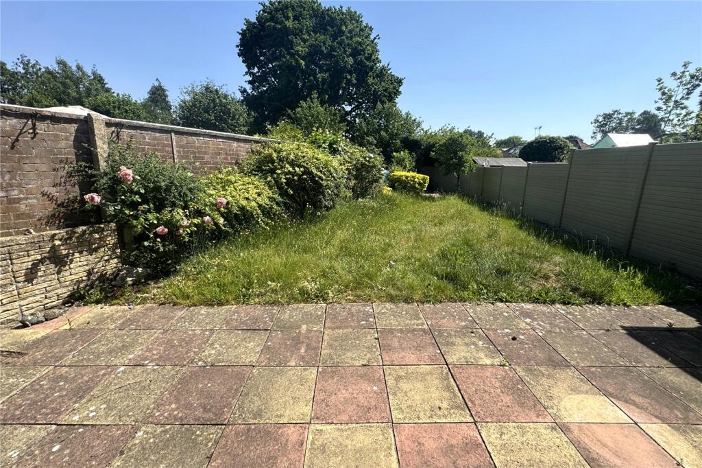 Stubbs Moor Road, Farnborough, GU14 photo 2