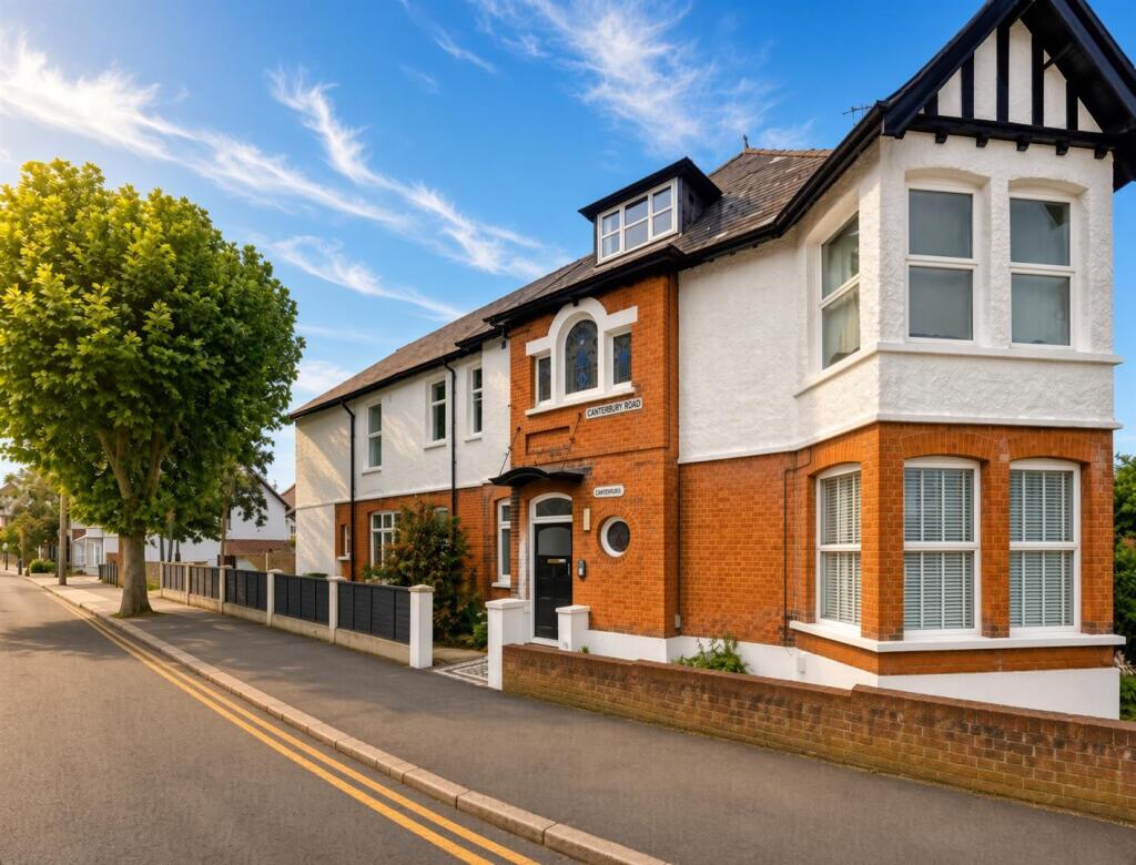 Apartment in Southend-on-Sea - View 4
