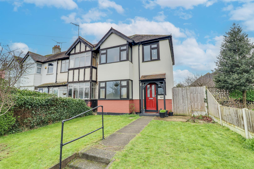 3-bed terraced on Arterial Road/A127, Leigh-On-Sea, £325,000