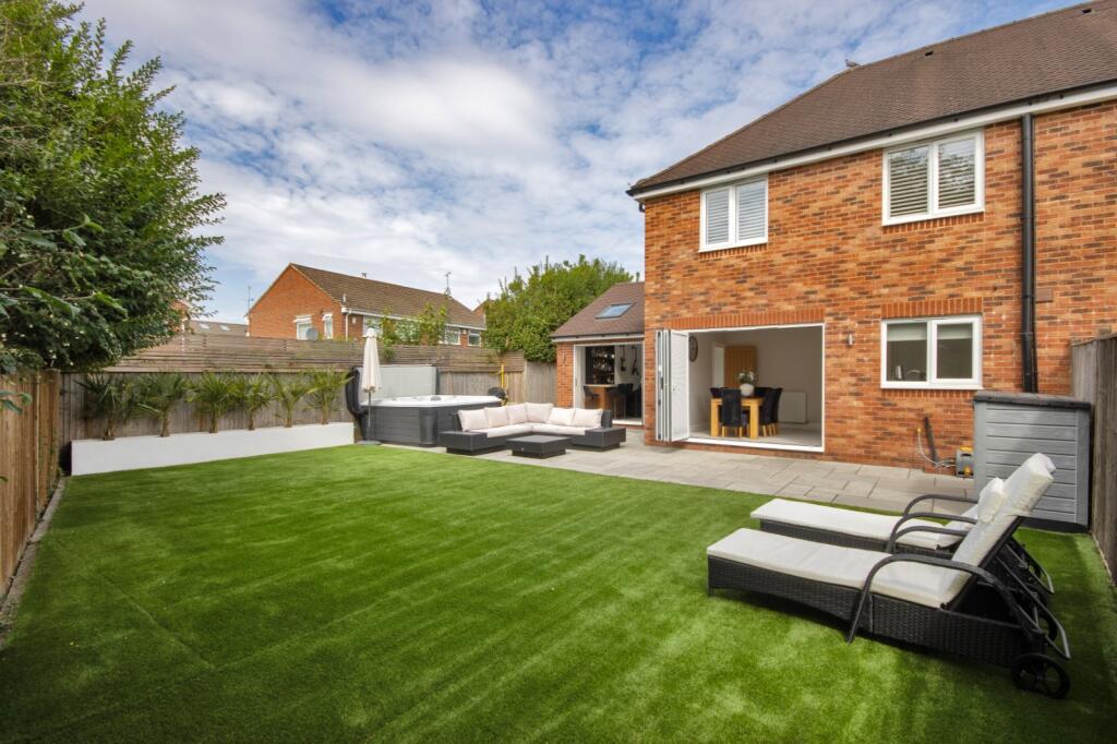 House in Sevenoaks, Childsbridge, Kemsing - More