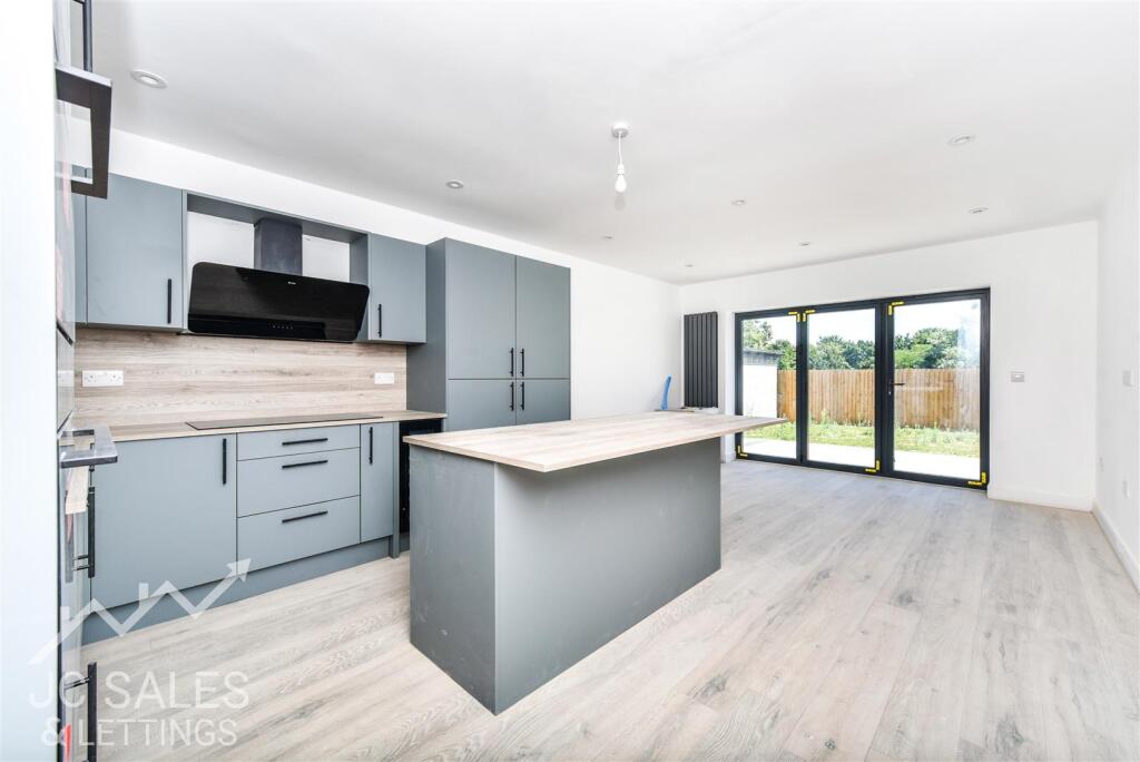3-bed semi-detached on Holme Lea Gardens, Worksop, £305,000