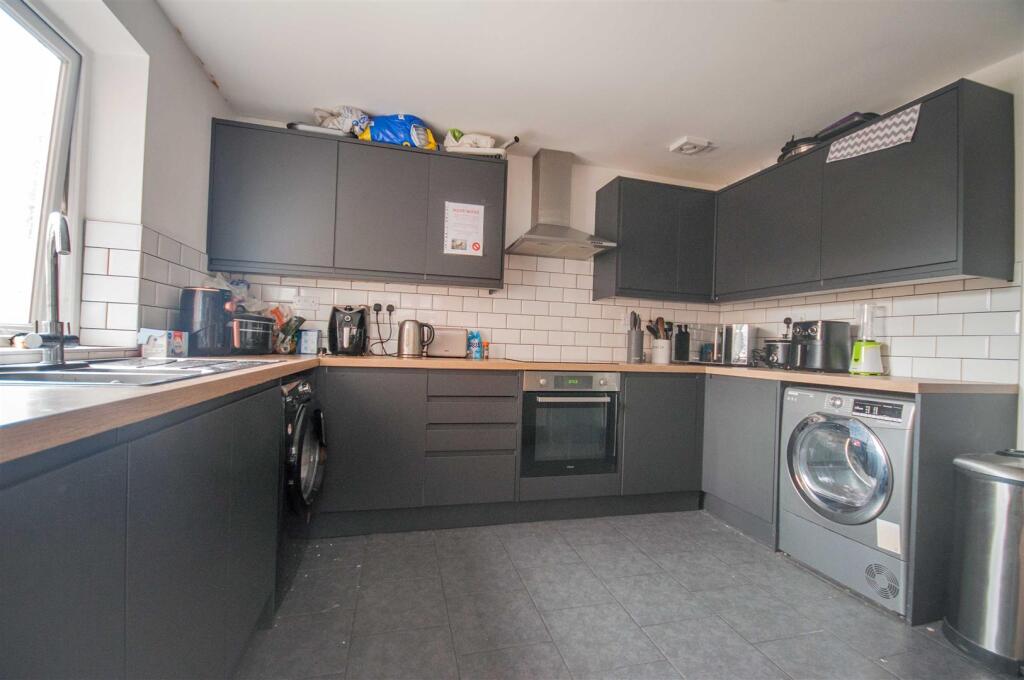 6 BEDROOM H.M.O (or Family Home) on Darrell Close, Chelmsford photo 3