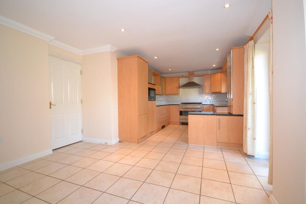 Lytton Road, Woking, GU22 photo 3