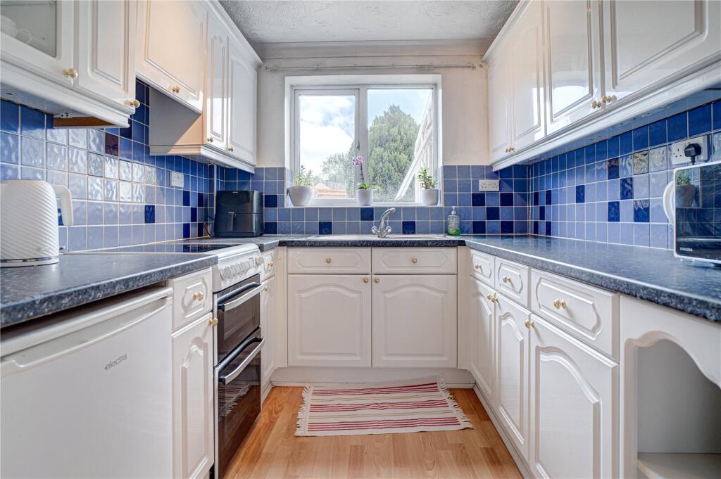 Westlea Drive, Westlea, Swindon, Wiltshire, SN5 photo 3