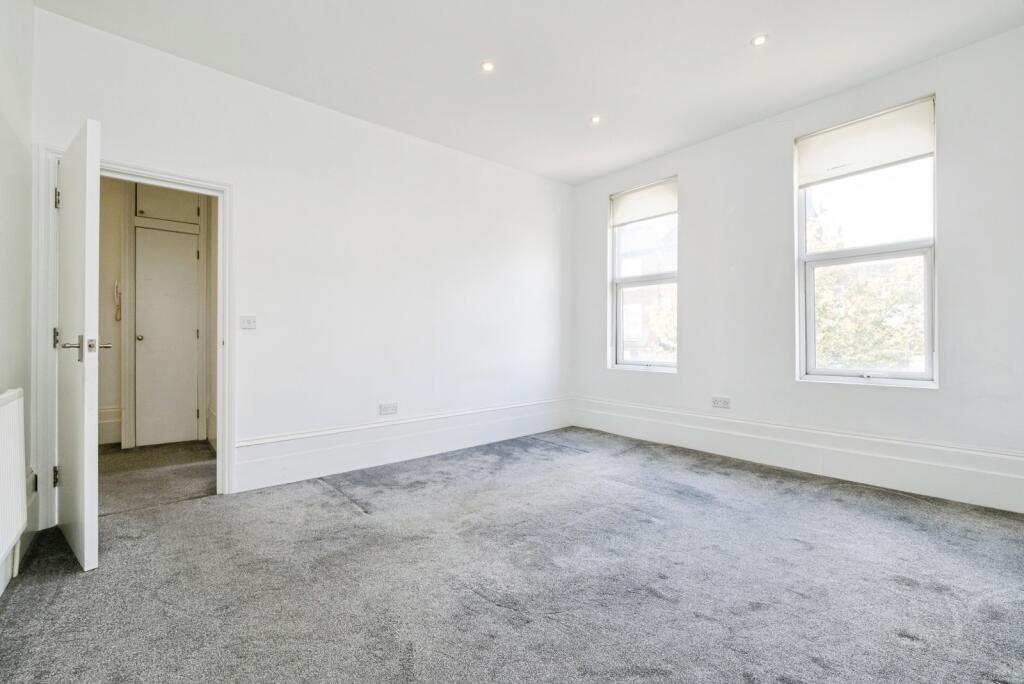 Apartment in London, South Woodford - View 3
