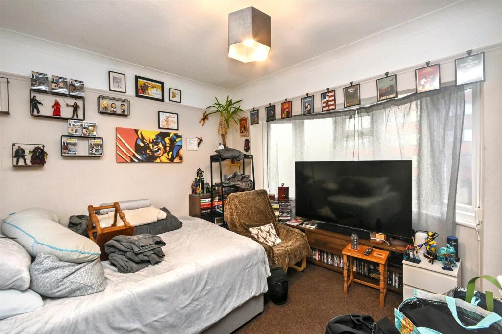 Apartment in Eastbourne, East Sussex - View 2