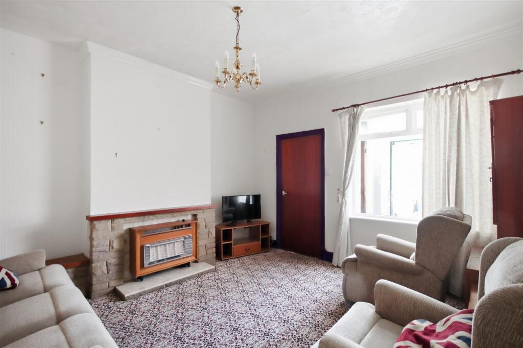House in Chesterfield, Stonegravels - More