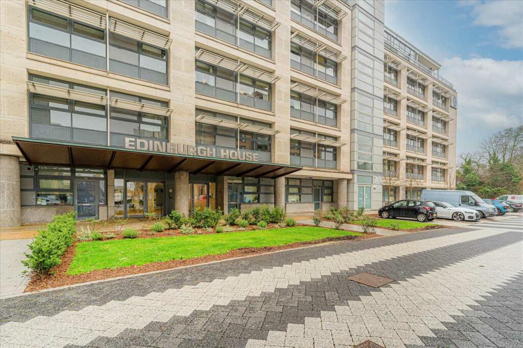 2-bed apartment on Edinburgh House, Harlow, Harlow, £285,000
