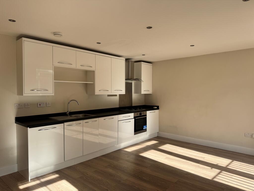 Apartment in Mole Valley, Dorking - View 2