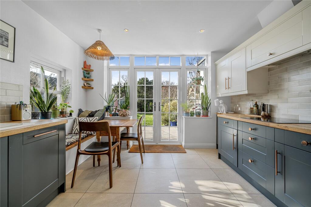 House in Woking, Knaphill - More