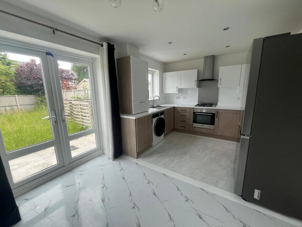 334A Windermere Road, Middleton, Manchester, Greater Manchester M24 4LA photo 2