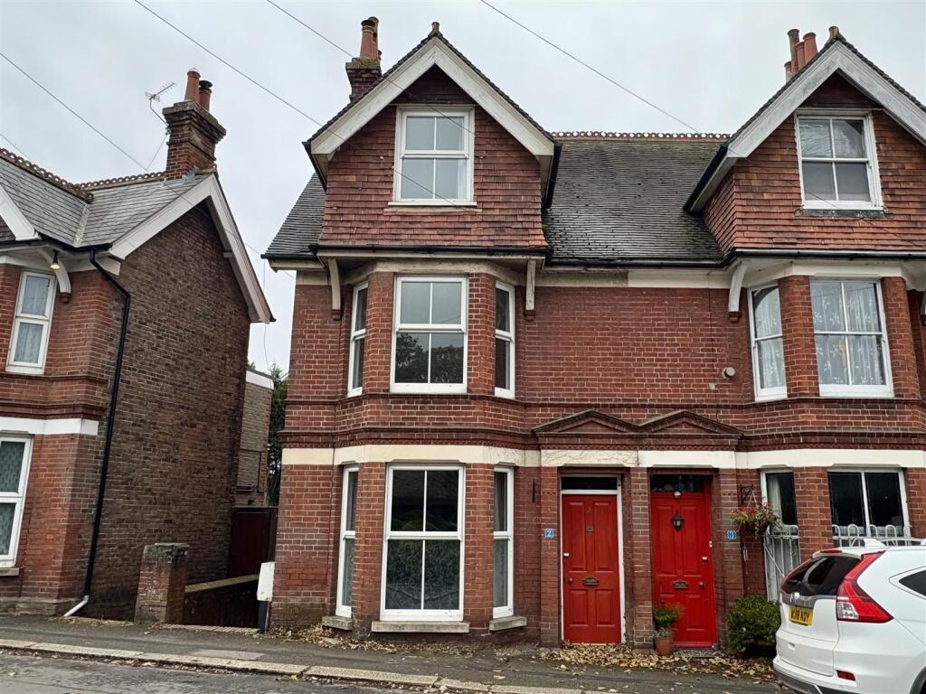4-bed semi-detached on Western Road, Hailsham, £300,000