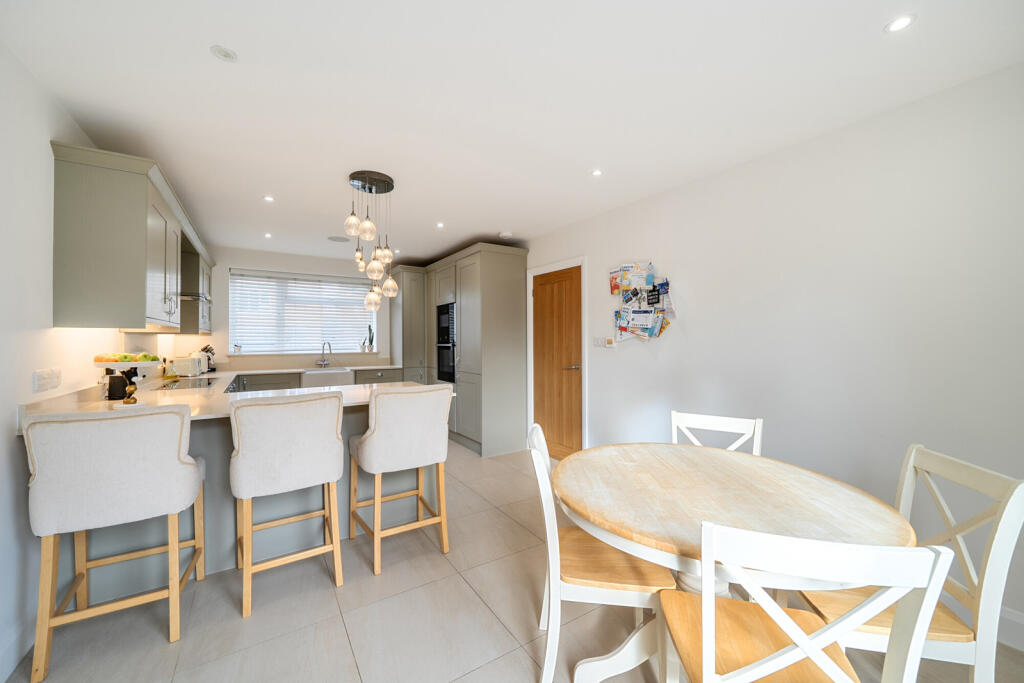 Savoy Close, Harefield, Uxbridge photo 4