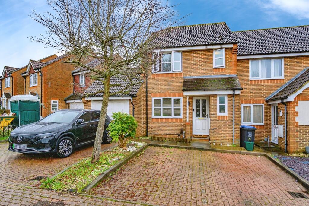 Main image of property: Denbigh Close, Hemel Hempstead