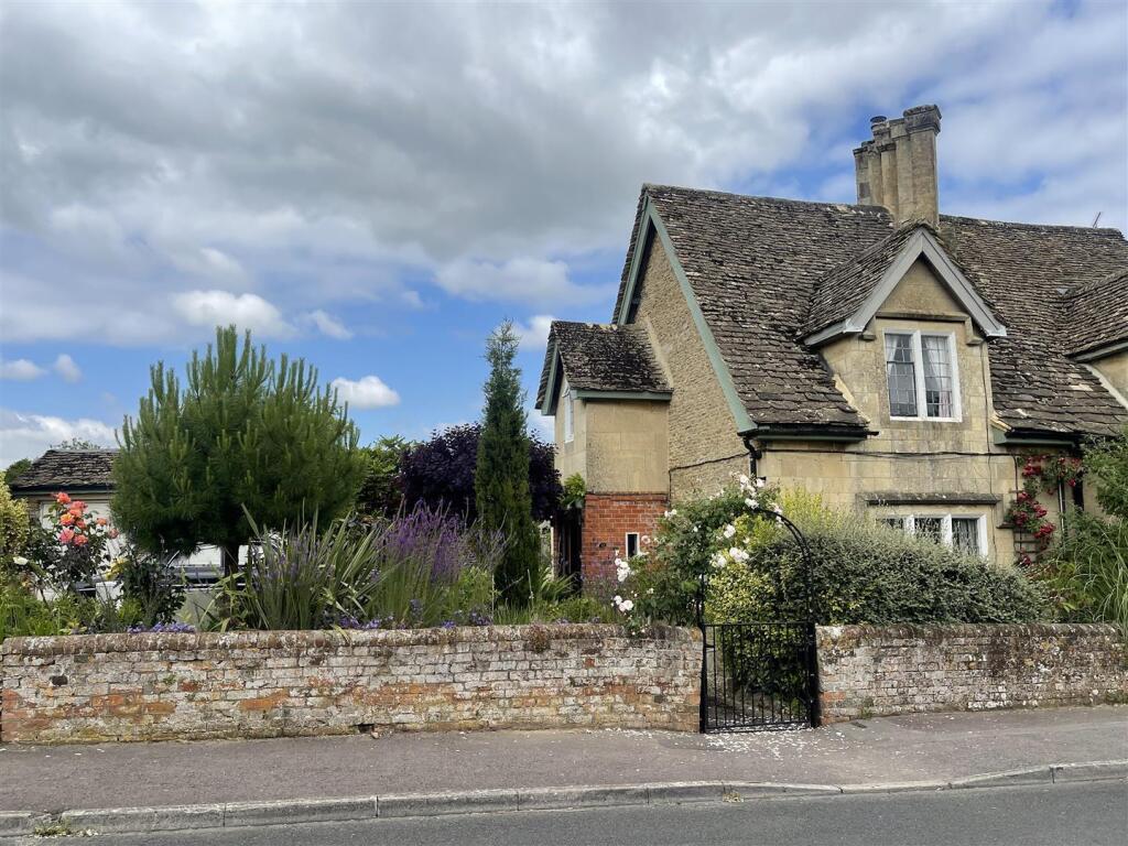 4-bed semi-detached on Frogwell, Chippenham, £425,000