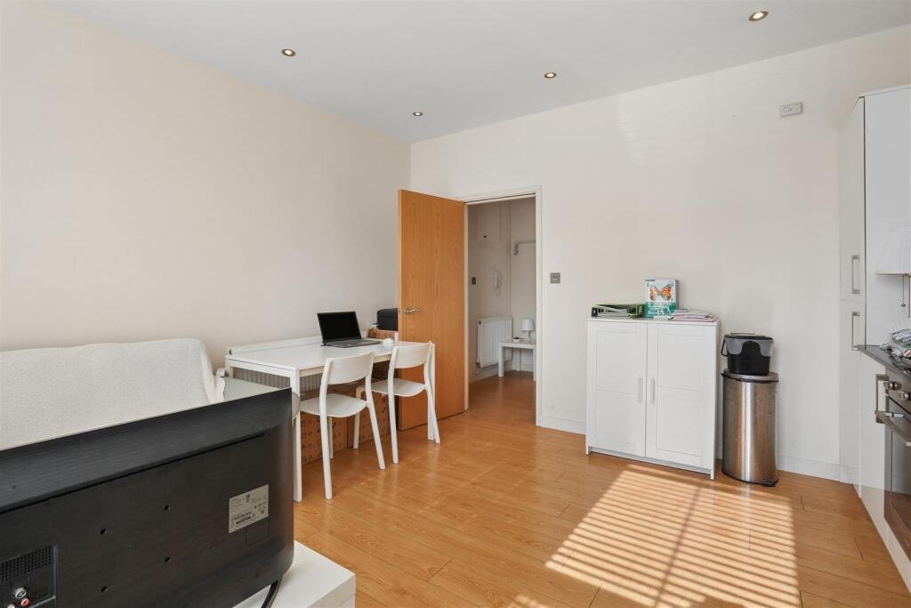 Apartment in Sutton - View 5