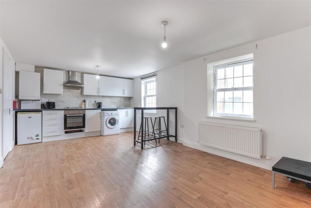 1-bed apartment on Matisse House, Maidenhead Street, Hertford, SG14, £185,000