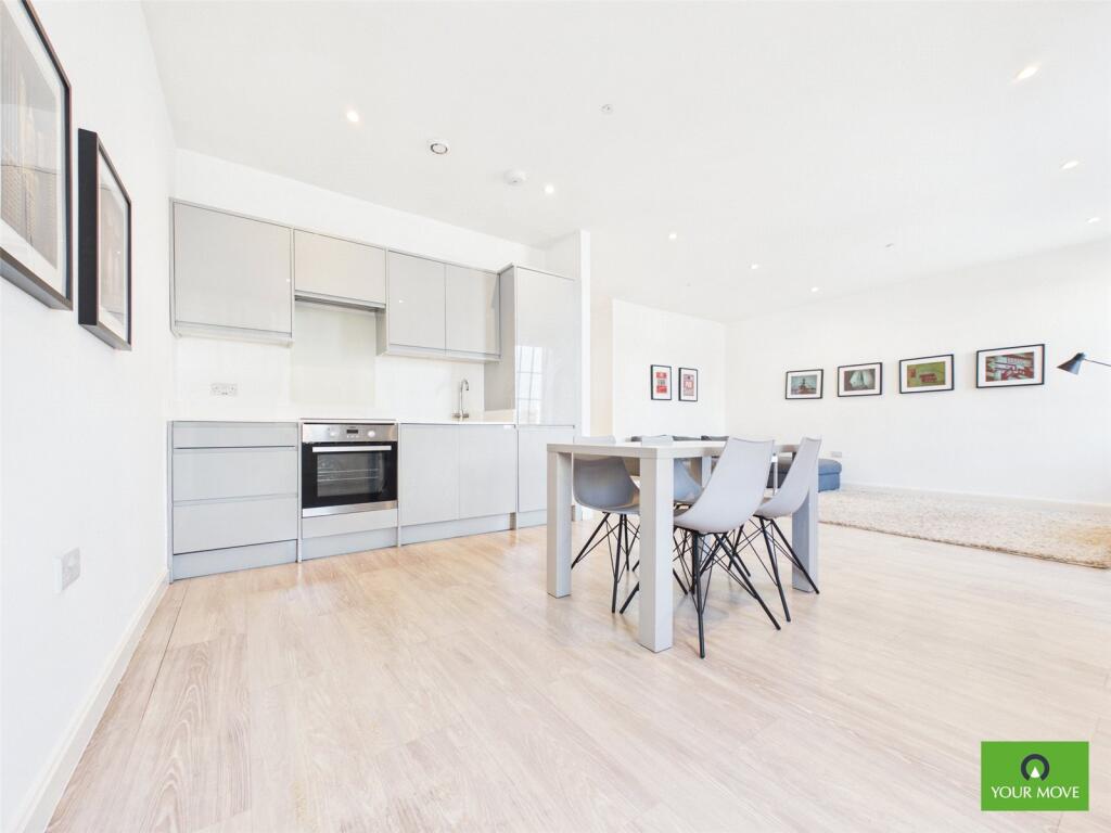 Apartment in Romford - More