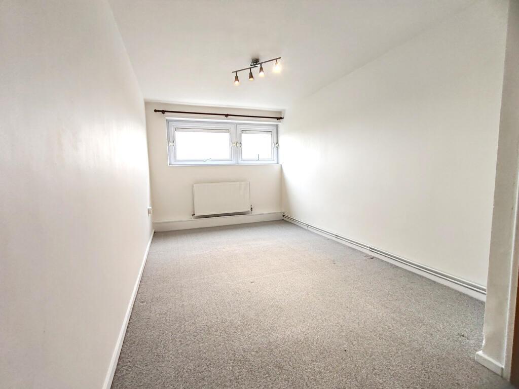 Apartment in Ilford, Clayhall - View 3
