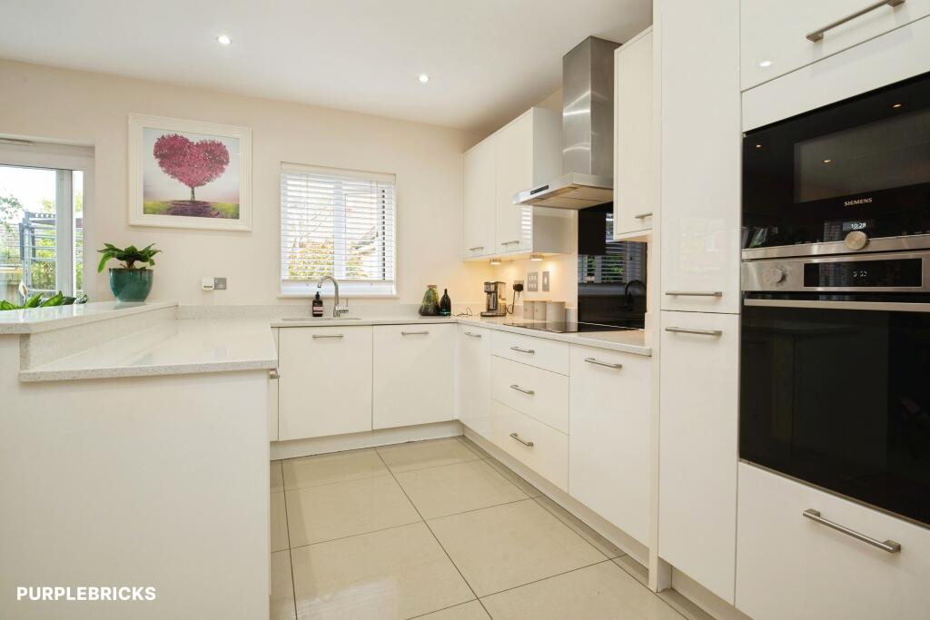 House in Newport, Mon Bank, Stow Hill - More
