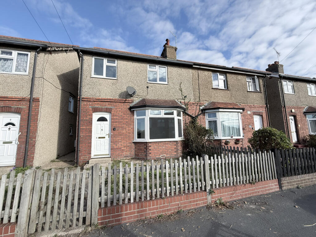 3-bed semi-detached on Kingsham Road, Chichester, PO19, £270,000