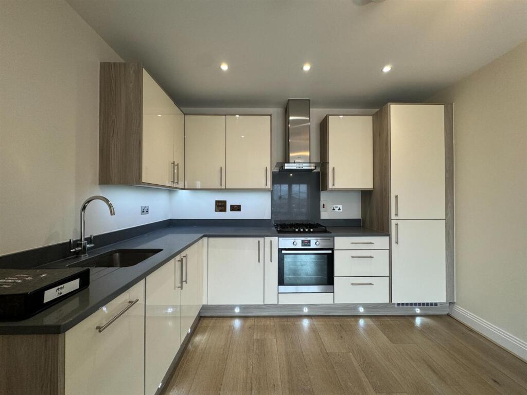 Apartment in Slough - View 3