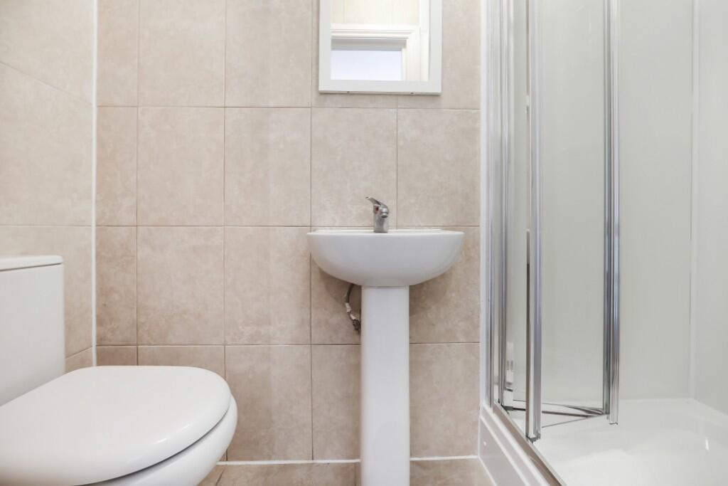 6 bedroom semi-detached house for rent
