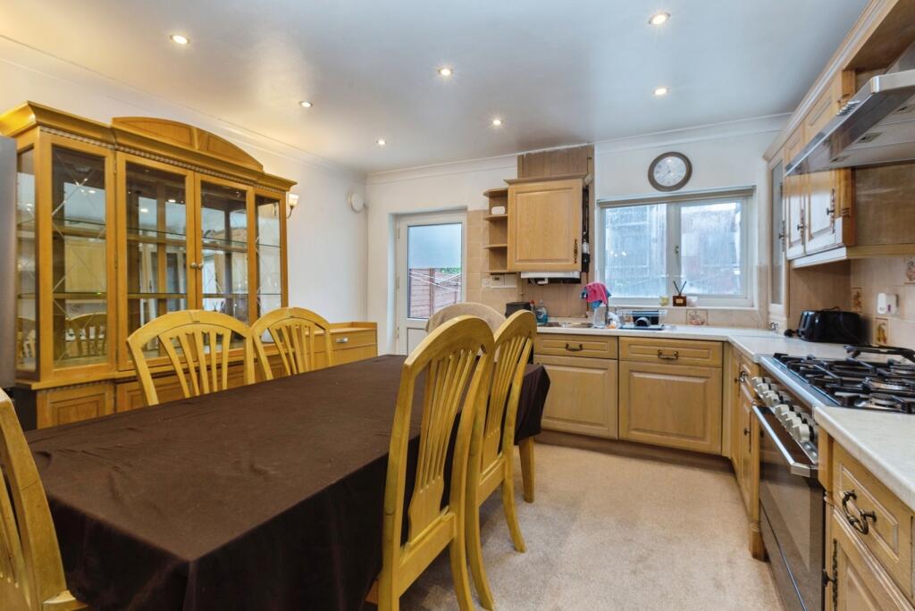 House in Aylesbury, Buckinghamshire - View 4