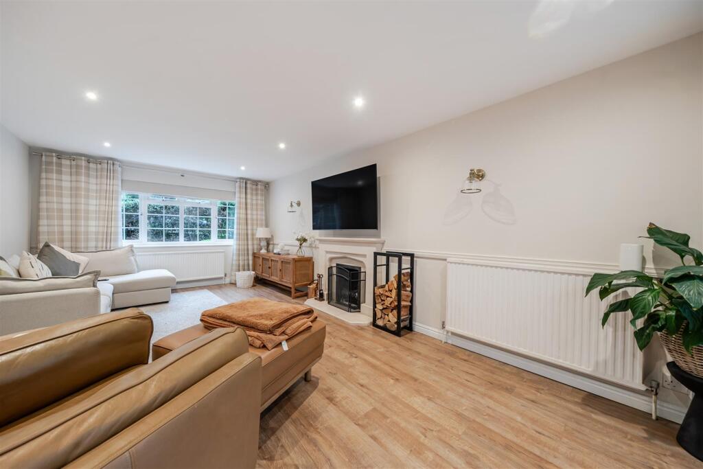 House in Surrey Heath, Heatherside - View 4