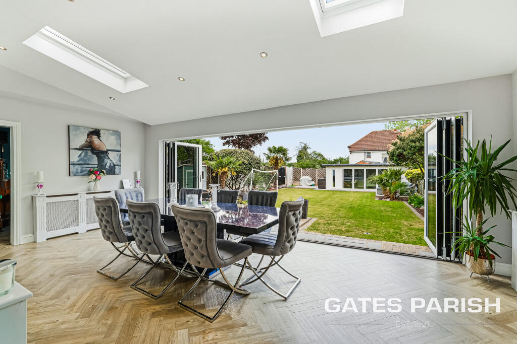Cranston Park Avenue, Upminster, RM14 photo 2