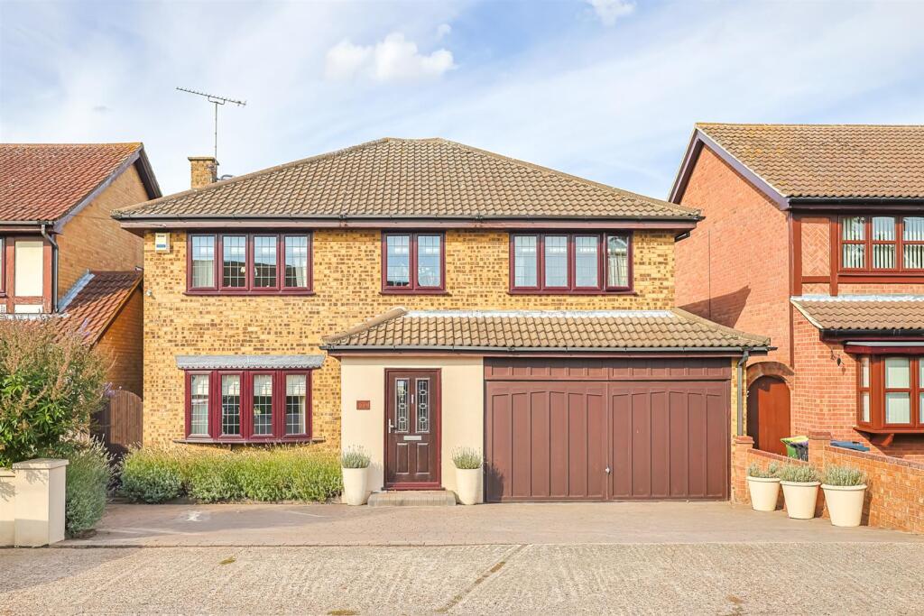 4-bed house on The Drive, Hullbridge, Hockley, £600,000
