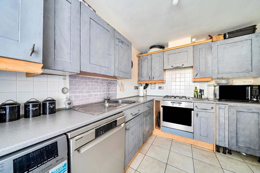 Apartment in Sunbury-on-Thames, Surrey - More