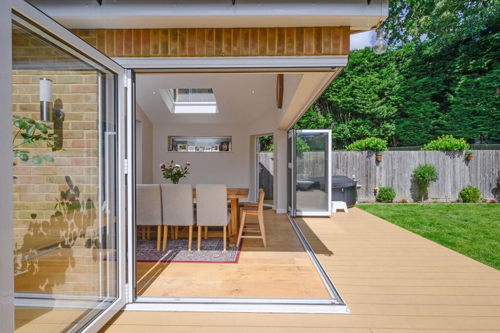 Halcyon Close, Oxshott, KT22 photo 3