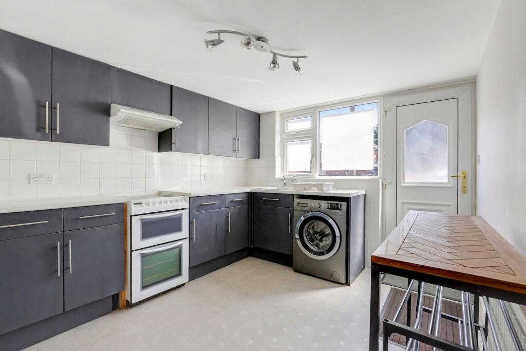 House in Gedling, Nottinghamshire - More