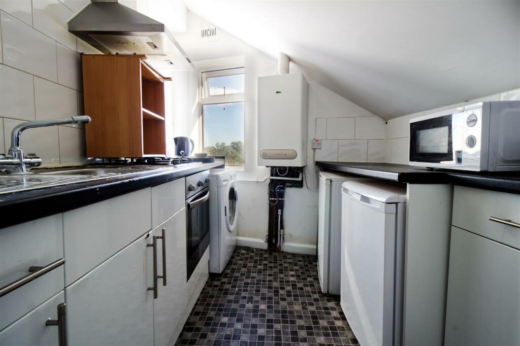 North Grange Mount, Hyde Park, Leeds photo 4