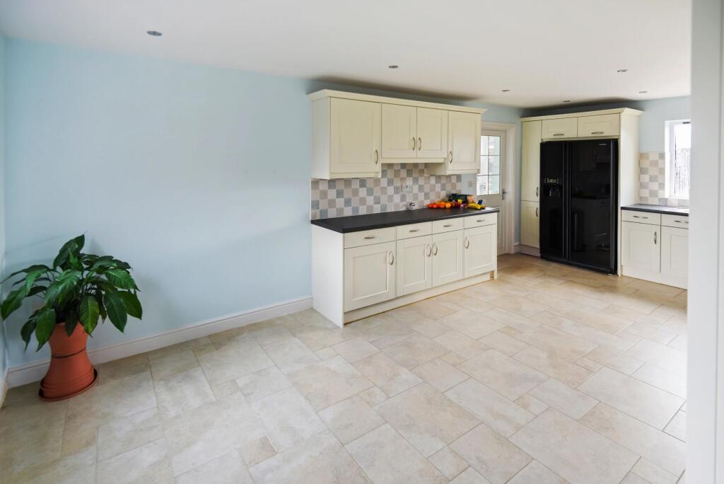 Horseshoes Close, Grendon Underwood, Buckinghamshire.  photo 3
