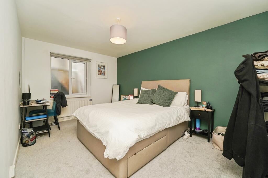 Apartment in Gloucester - View 4