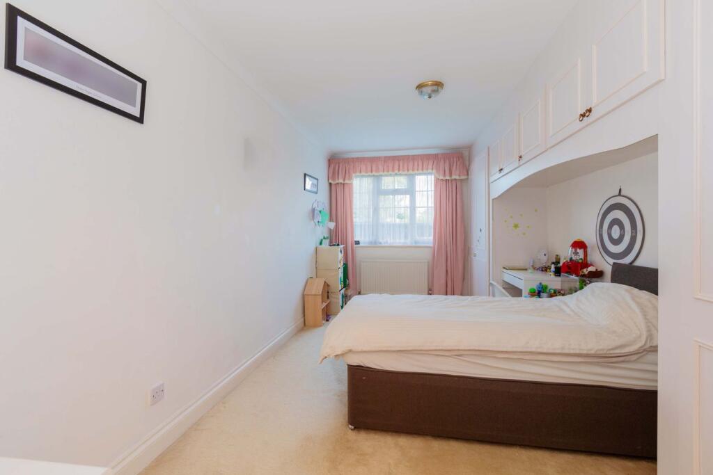 Apartment in Slough, Gerrards Cross - More