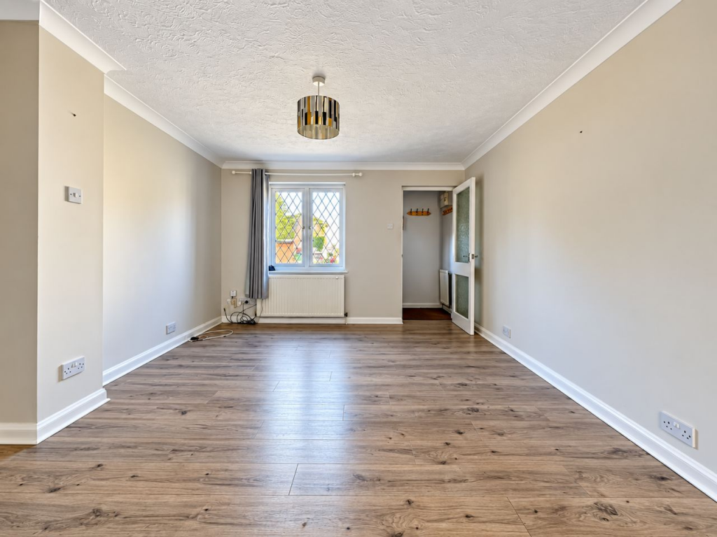 House in Elmbridge, Molesey - More