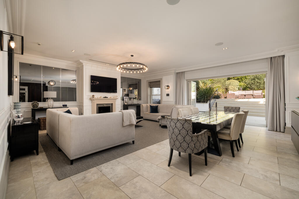 House in London, Copse Hill, Raynes Park - View 3