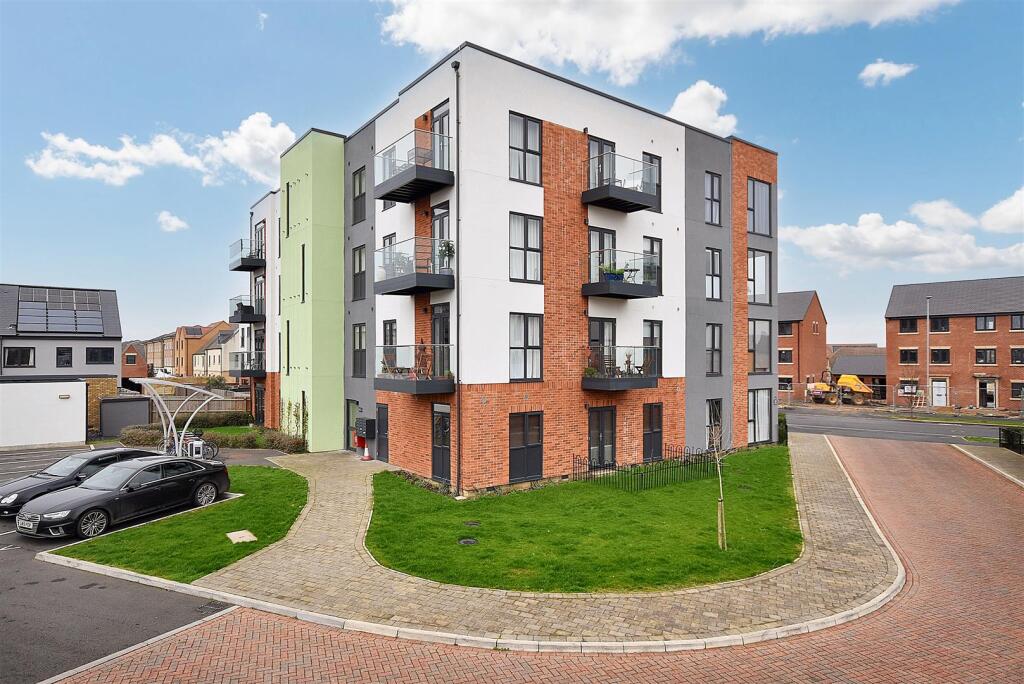 2-bed flat on NN17, The Avenue, Priors Hall Park, £190,000