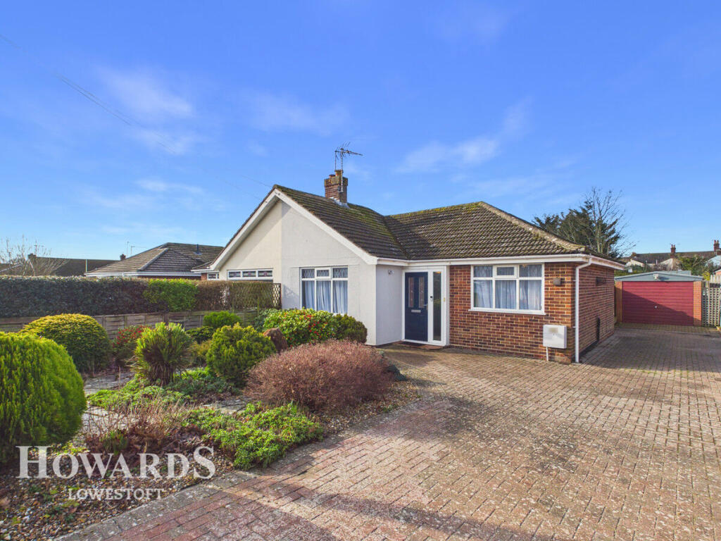 2-bed bungalow on Higher Drive, Lowestoft, £240,000
