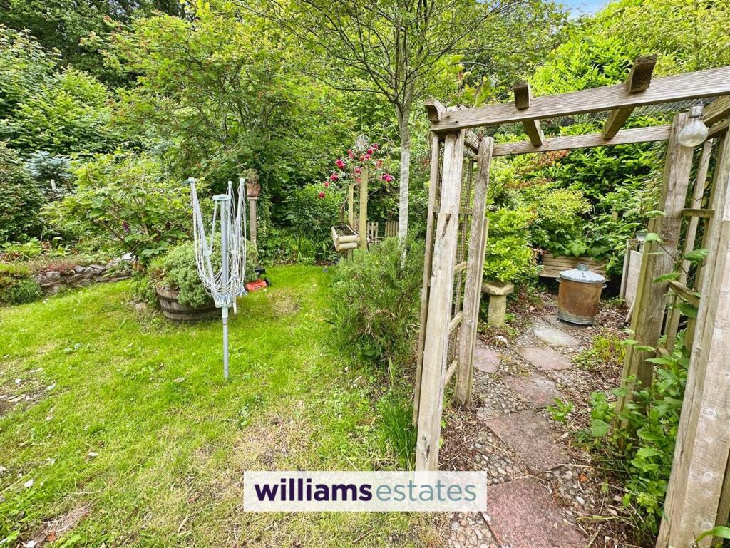 House in Kemps Row Ffordd Corwen Coed-Talon, Treuddyn - View 2