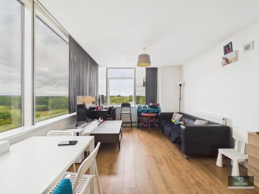 Apartment in Crawley, Lowfield Heath - View 3