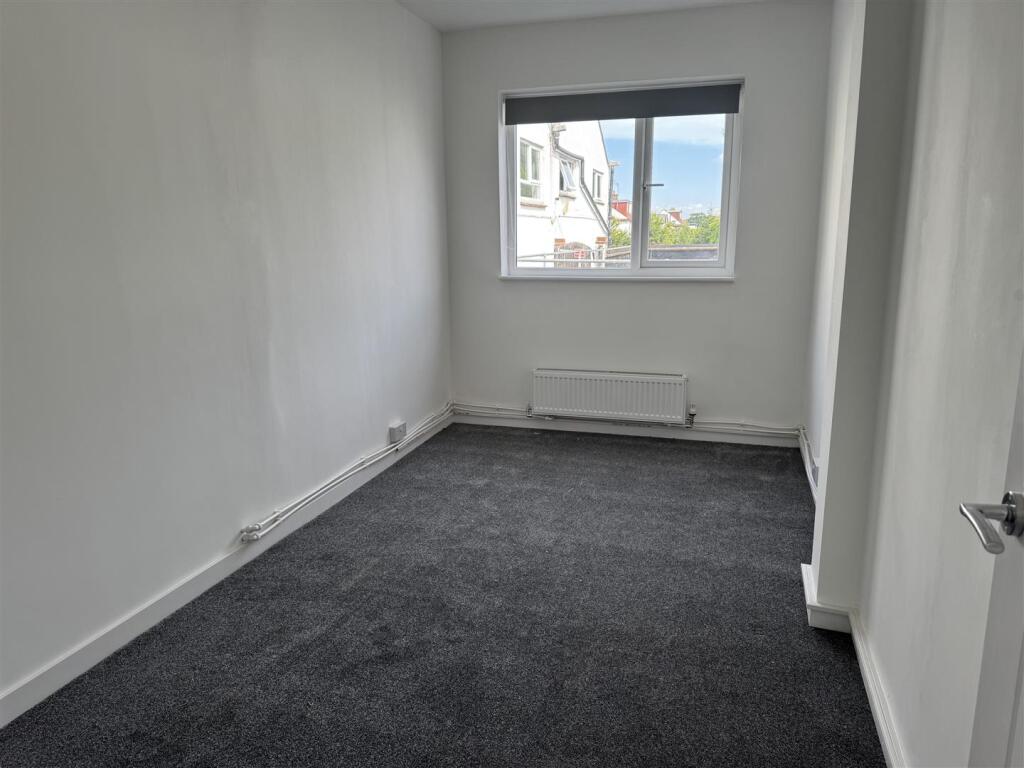 Apartment in Southend-on-Sea - View 4