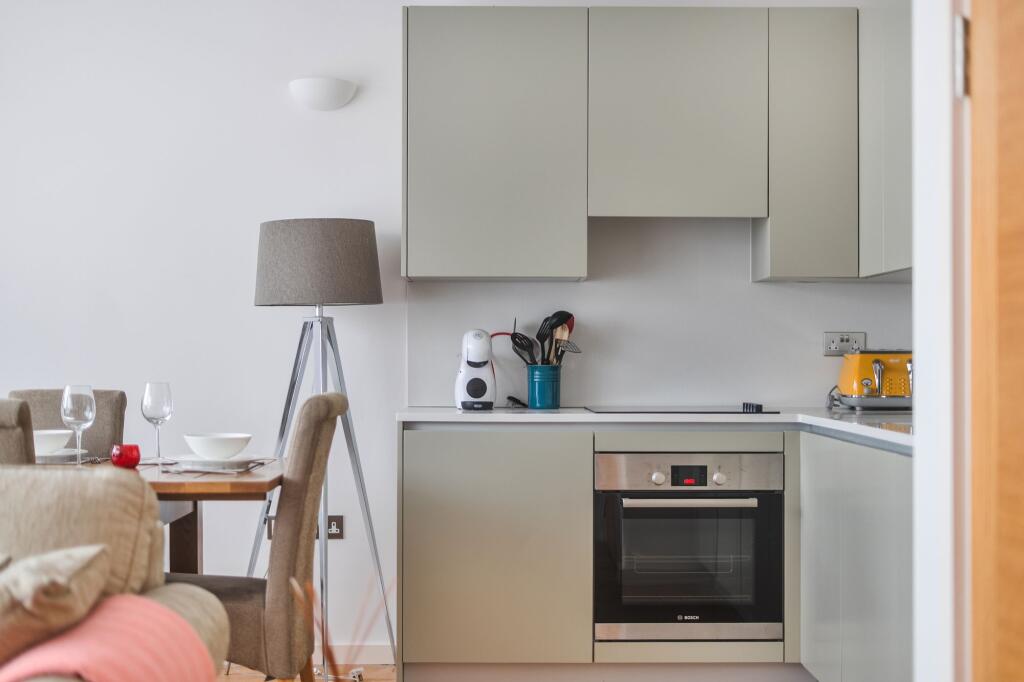 Apartment in Epsom and Ewell, Epsom - More
